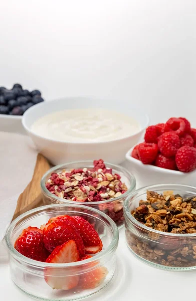 健康的な朝食のための成分 Muesli ベリーとヨーグルト 健康的な食事 スポーツフィットネスメニュー高品質の写真 — ストック写真
