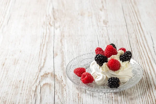 Tarta Pavlova Plato Vidrio Sobre Una Mesa Madera Clara Pastel — Foto de Stock