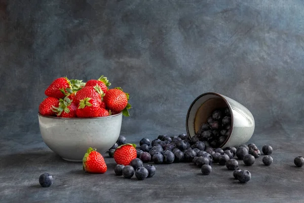 Erdbeeren Und Blaubeeren Einer Tasse Blaubeeren Liegen Verstreut Auf Dem — Stockfoto