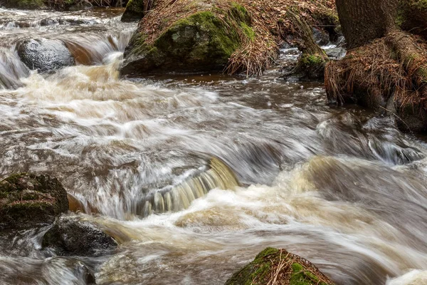 Fırtınalı dere. Dağ nehrindeki su akıntısı. Arka plan bulanık. Yakın plan. Yüksek kalite fotoğraf