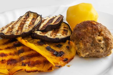 Izgara sebze, pirzola ve patates tabakta. Aile için akşam yemeği. Bir porsiyon. Sağlıklı beslenme. Kavram. Arka plan bulanık. Yüksek kalite fotoğraf