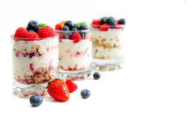 Müsli Mit Joghurt Und Beeren Glas Auf Weißem Hintergrund Dessert — Stockfoto
