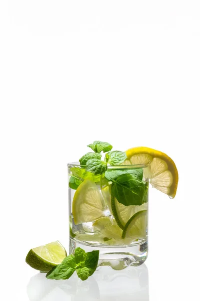 Citruslimonade Met Ijs Een Glas Gedecoreerd Met Citroen Limoen Muntstukken — Stockfoto