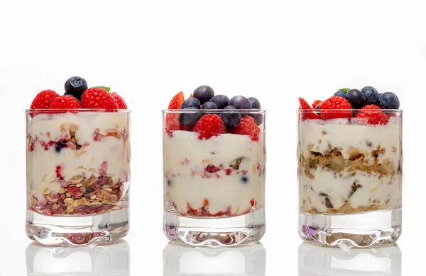 Muesli Med Yoghurt Och Bär Glas Vit Bakgrund Förberedelse Desserten — Stockfoto