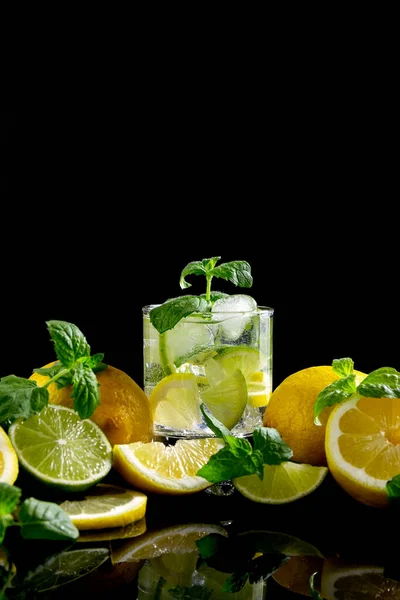 Citruslimonade Met Ijs Een Glas Gedecoreerd Met Citroen Limoen Muntstukken — Stockfoto