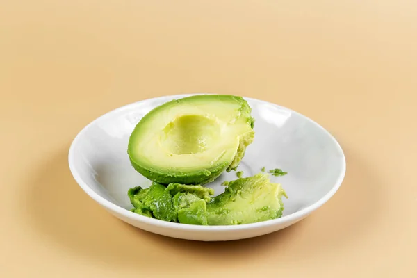 Fresh Avocado Plate Beige Background Half Avocado Healthy Eating Concept — Stock Photo, Image