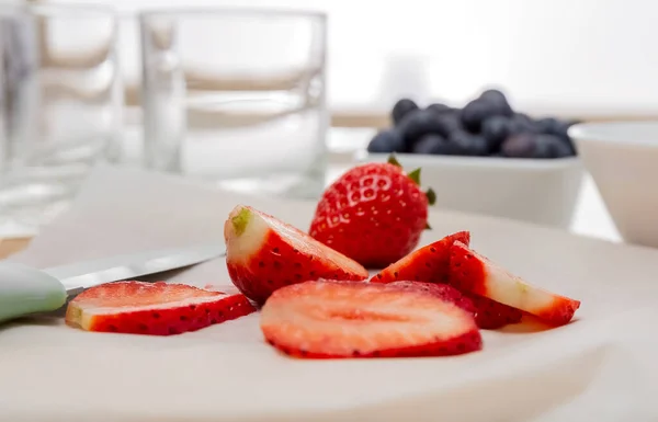 Chef Kok Mes Plakken Aardbeien Een Snijplank Bakpapier Gezond Voedsel — Stockfoto