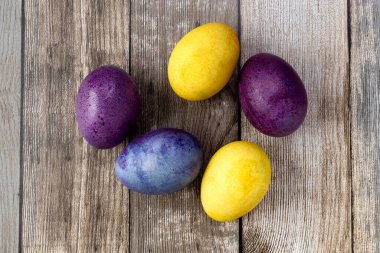 Masada Paskalya renkli yumurtalar var. Renkli yumurtalar. Paskalya 'da hayat. Ahşap arka plan. Mesajın için yer aç. Yukarıdan bak. Yüksek kalite fotoğraf