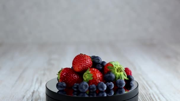 Stroberi Raspberry Dan Blueberry Atas Meja Yang Bengkok Muesli Dengan — Stok Video