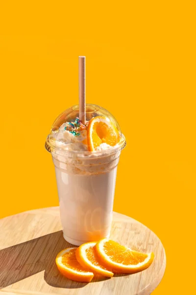 Μιλκσέικ με πορτοκάλι και σαντιγί σε πορτοκαλί φόντο. Κοκτέιλ σε ποτήρι μιας χρήσης με καπάκι. Πάρε μακριά.. — Φωτογραφία Αρχείου