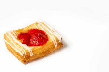 Beyaz arka planda çilekli puf böreği. Puf böreği dolu. Fotoğraf..