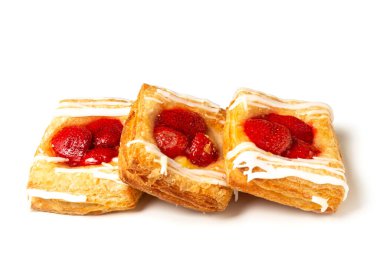 Beyaz arka planda çilekli puf böreği. Puf böreği dolu. Fotoğraf..