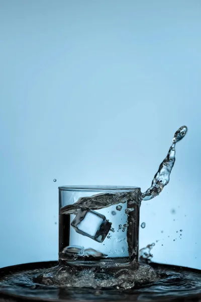 Kawałek wody w szklance. Kawałek lodu w szklance czystej wody. Koncepcja ochrony wód. Kawałki i krople. — Zdjęcie stockowe