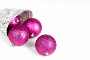 Noel pembe topları ve beyaz arka planda bir sepet. Kartpostal İzole et. Boşluğu kopyala. 