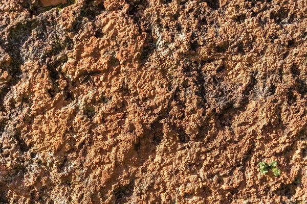 Una texture in pietra marrone rossastra con una leggera sfocatura. Muro di pietra. — Foto Stock