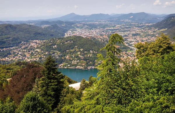 Pohled na jezero Como a město Como z vyhlídkové paluby v Brunate. Pohled shora na Como. Kartu. Plakát. — Stock fotografie