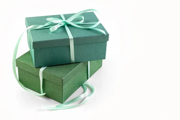 白色背景的礼物。两个绿色的盒子用绿色的带子捆扎着.概念。隔离的. — 图库照片