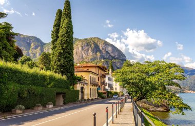 Como Gölü kıyısında. Dağların eteğindeki küçük bir kasaba. Fotoğraf.