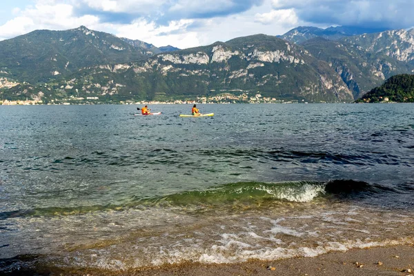 Jezero Como Zamávej Pláži Město Svahu Hor Lodě Kajaky Jezeře — Stock fotografie