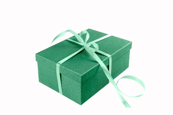 白色背景的礼物。绿色的盒子用绿色的带子捆扎.概念。隔离的. — 图库照片