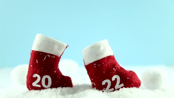 Botas vermelhas de Papai Noel na neve. Bota de Natal. Ano Novo 2022. — Vídeo de Stock