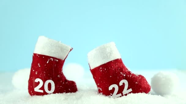 Red Boots of Santa Claus i snön. Julstövel. Nytt år 2022. Snövit. — Stockvideo