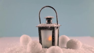 Kuksa. Geleneksel Finlandiya ahşap bardağı ve karlı çay. Noel kurabiyesi. El..