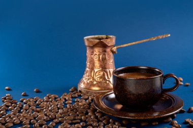 Kahve ve bakır Türk fincanı. Mavi arka planda kahve için..
