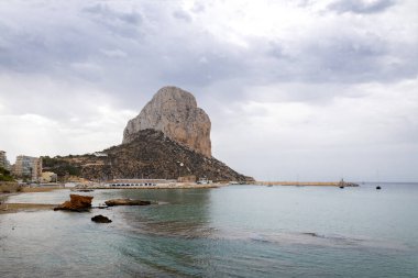 Denizde yüksek bir uçurum. Deniz kıyısında bir şehir. Fotoğraf.