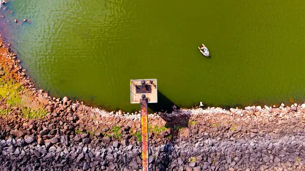 Göl manzarası, gölde gün batımı.