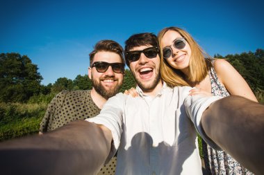 Arkadaşlar selfie Central Park'ta yapar