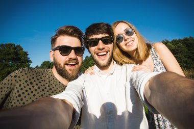 Arkadaşlar selfie Central Park'ta yapar