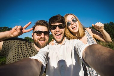 Arkadaşlar selfie Central Park'ta yapar