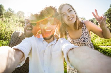 Arkadaşlar selfie Central Park'ta yapar