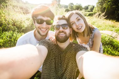 Arkadaşlar selfie Central Park'ta yapar