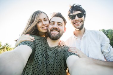Arkadaşlar selfie Central Park'ta yapar