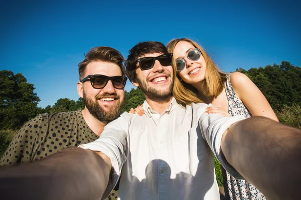 Friends do selfie in Central park — Stock Photo, Image