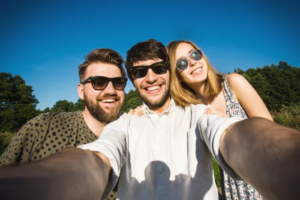 Przyjaciele czy selfie w Central park — Zdjęcie stockowe