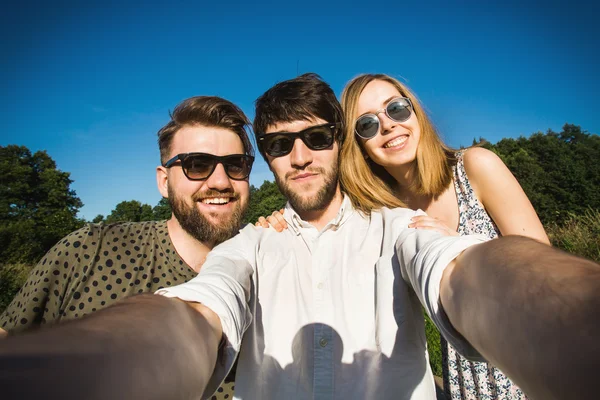 Vänner gör selfie i Central park — Stockfoto