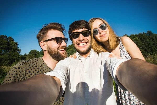 Vänner gör selfie i Central park — Stockfoto