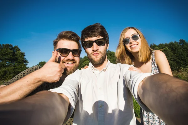 Vänner gör selfie i Central park — Stockfoto