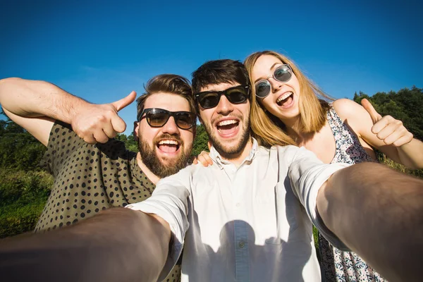 Arkadaşlar selfie Central Park'ta yapar