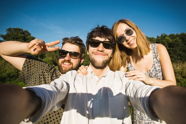 Friends do selfie in Central park — Stock Photo, Image