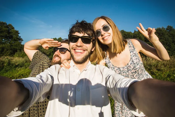 Vänner gör selfie i Central park — Stockfoto