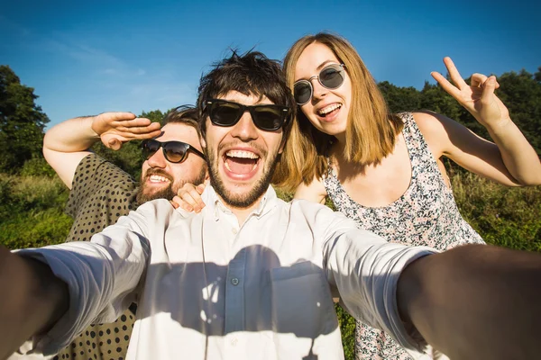 Friends do selfie in Central park — Stock Photo, Image