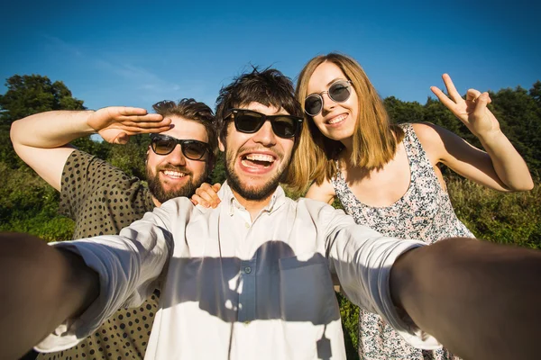 Friends do selfie in Central park — Stock Photo, Image