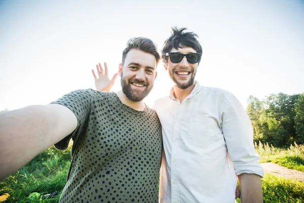 Hipster mužské přátelé dělají selfie — Stock fotografie