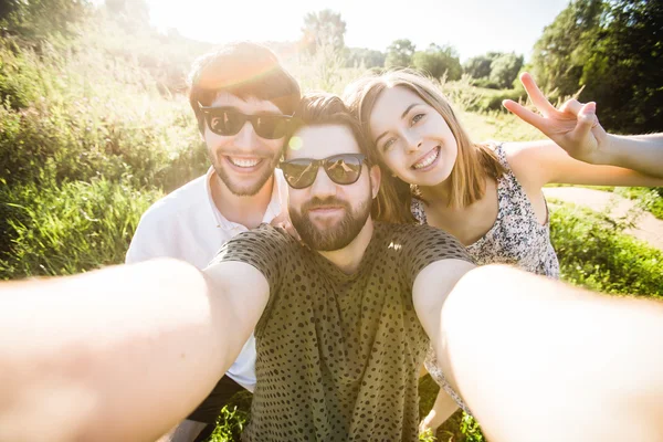 Arkadaşlar selfie Central Park'ta yapar