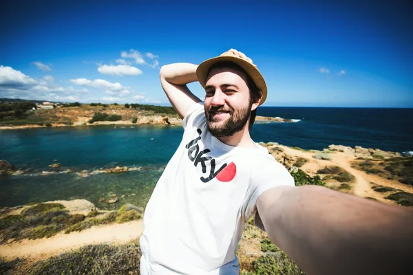 Homem turista leva selfie viagem — Fotografia de Stock