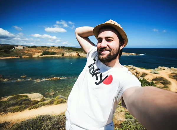 Man tourist takes travel selfie — Stock Photo, Image